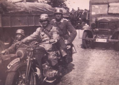 Alman askeri motosiklet sepeti ile bir motosiklet sürme