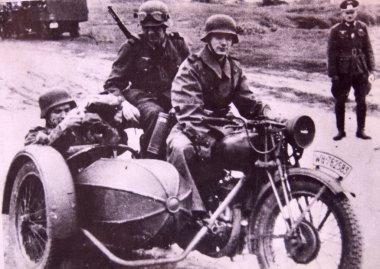 Alman askeri motosiklet sepeti ile bir motosiklet sürme