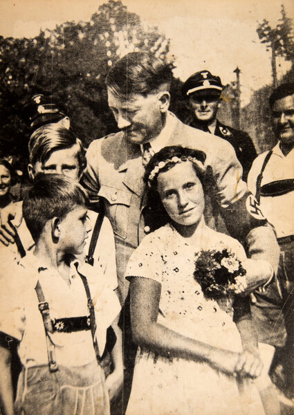 Адольф Гитлер обнимает детей во время встречи
