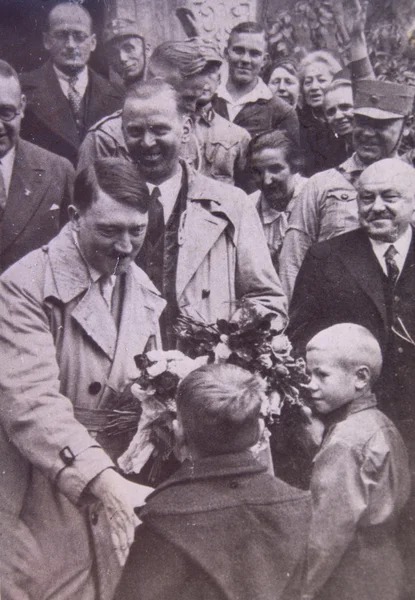 Adolf Hitler abrazando a los niños durante una reunión — Foto de Stock