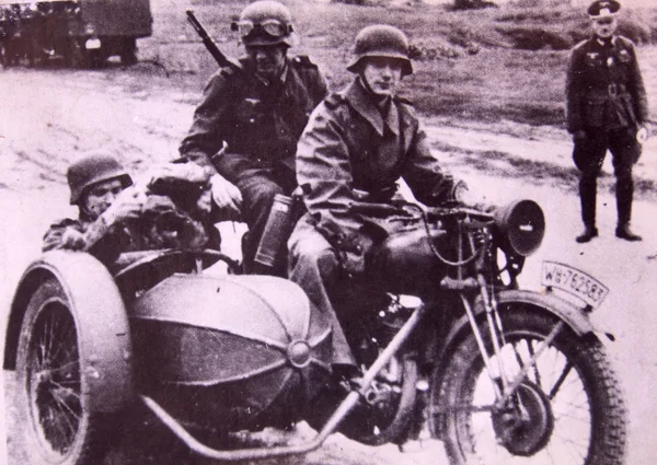 Soldados alemanes montando en una motocicleta con sidecar — Foto de Stock