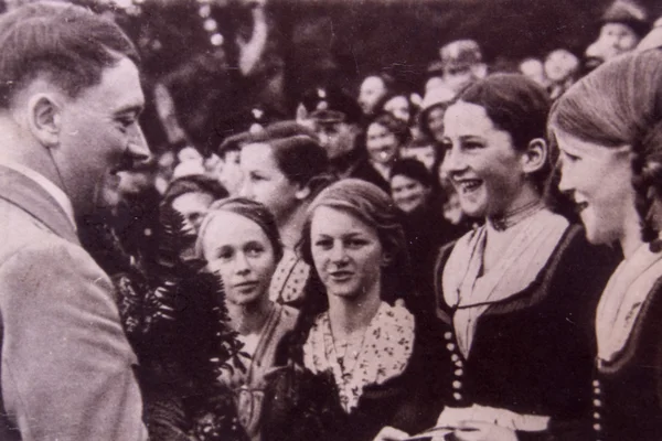 Adolf Hitler talking to young girls during a meeting — Stock Photo, Image