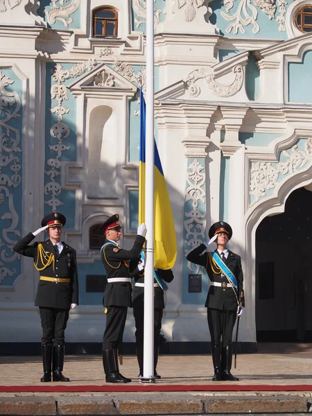 Ukrainas statsflagg heises – stockfoto