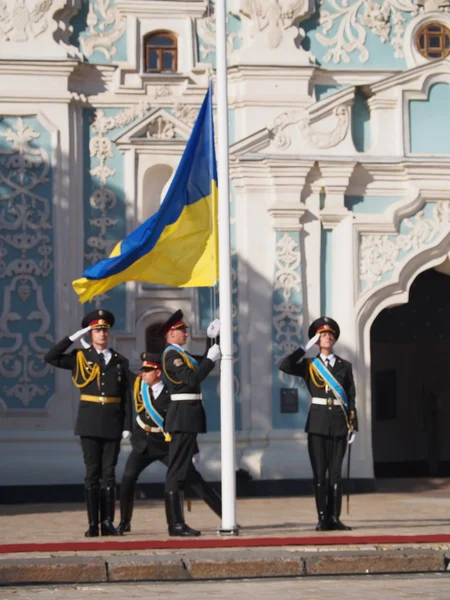 Raising the state flag of Ukraine — Stock Photo, Image