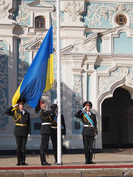 Podniesienie bandery Państwa Ukrainy — Zdjęcie stockowe