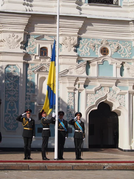 Levant le drapeau de l'État de l'Ukraine — Photo