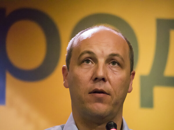 Эндрю Паруби обращается к делегатам
