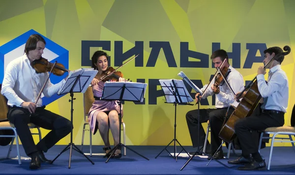 Musikerna spelar på kongressen av part "stark Ukraina" — Stockfoto