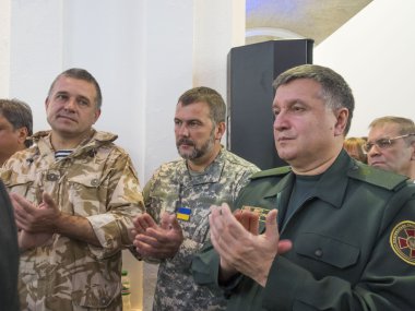 İç İşleri Bakanı arsen avakov ve savaş komutanları
