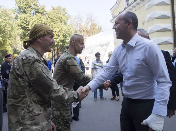 Andrei Paruby salutato con comandanti combattenti — Foto Stock