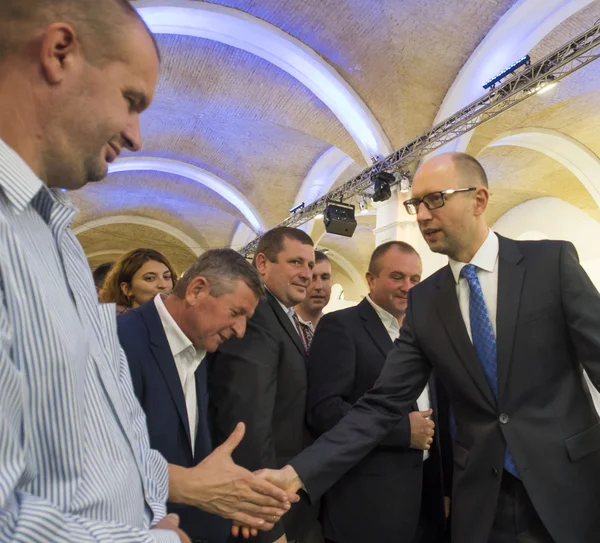 Arseniy Yatsenyuk em linhas laterais de congresso — Fotografia de Stock