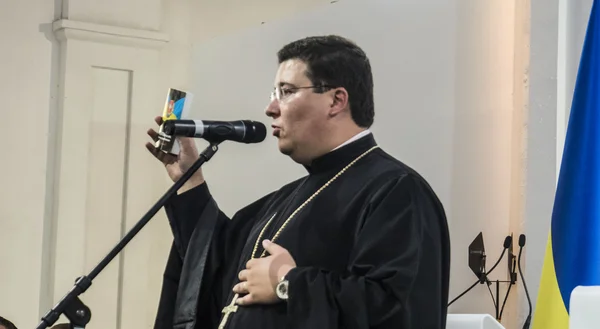 Military chaplain conducts prayers for Ukraine — Stock Photo, Image