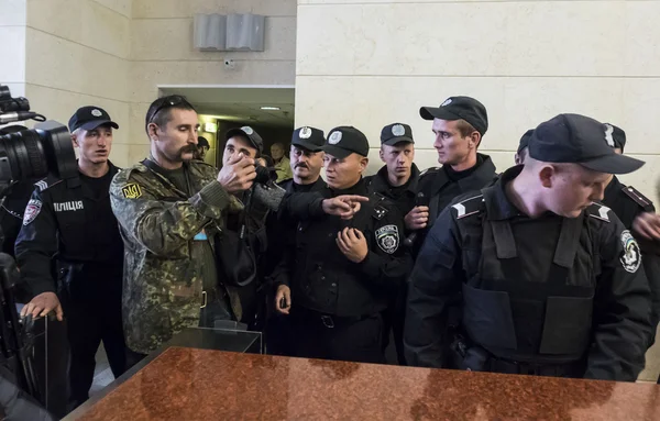 Estagiários de polícia passaram para a audiência do tribunal — Fotografia de Stock