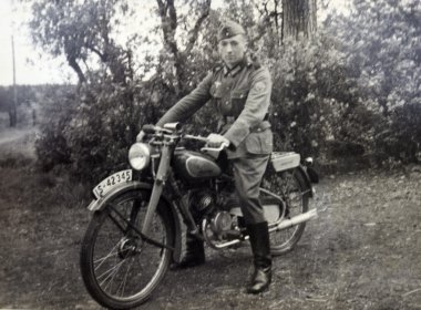 Alman askerleri bir motosiklet üzerinde poz