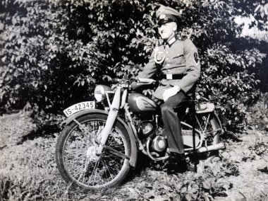 Alman oficer bir motosiklet üzerinde poz