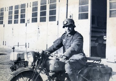 Alman askerleri bir motosiklet üzerinde poz