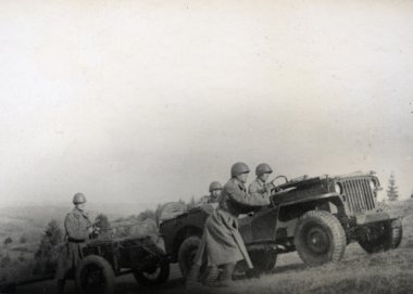 Sovyet askerleri Amerikan willys Araba sürme