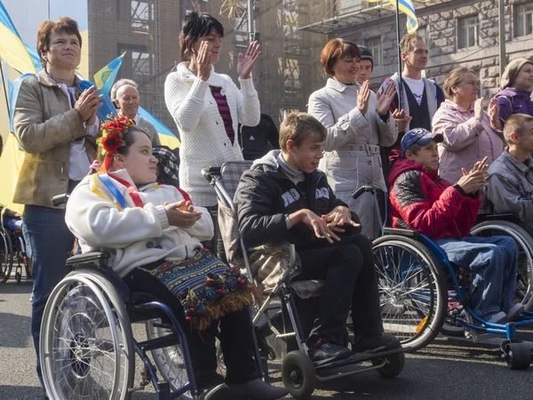 Des personnes ayant des besoins particuliers en marche pour la paix — Photo