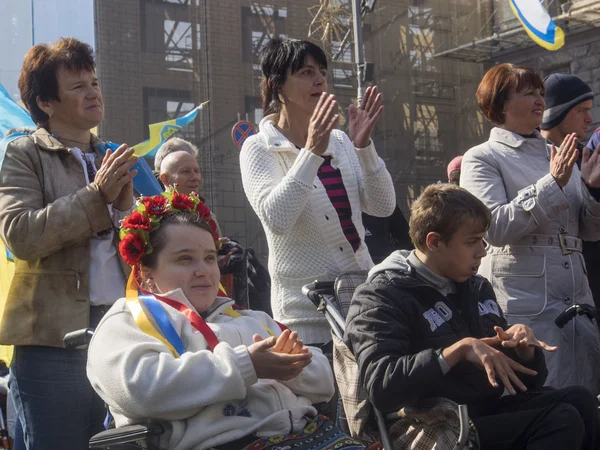 Des personnes ayant des besoins particuliers en marche pour la paix — Photo