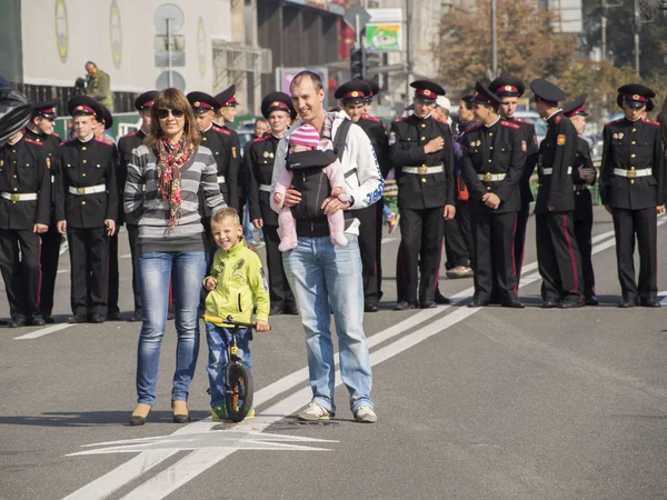 Семья позирует на фоне курсантов военной школы — стоковое фото