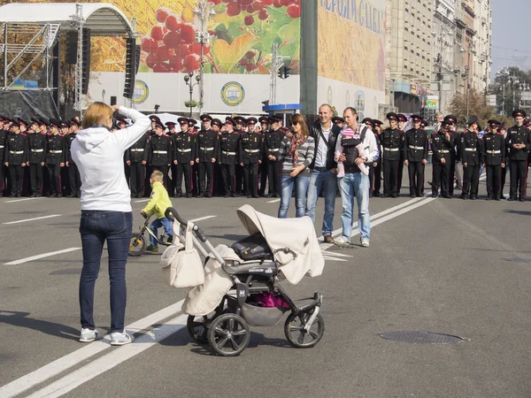 Rodina pózuje na pozadí vojenské školy kadetů — Stock fotografie