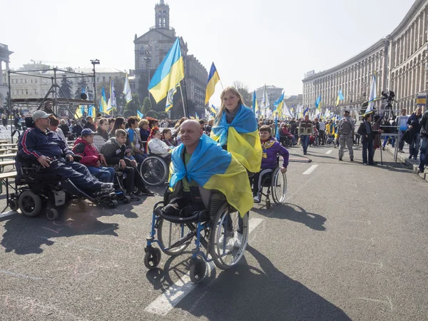 Des personnes ayant des besoins particuliers en marche pour la paix — Photo