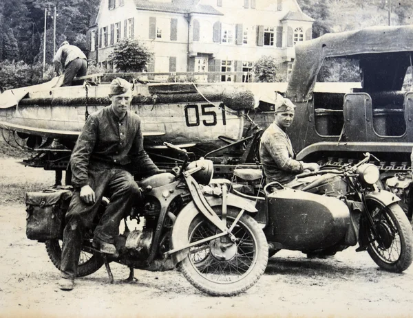 Tyska soldater poserar på en motorcykel — Stockfoto