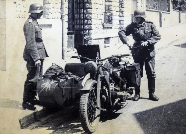 Soldados alemães posando em uma motocicleta — Fotografia de Stock