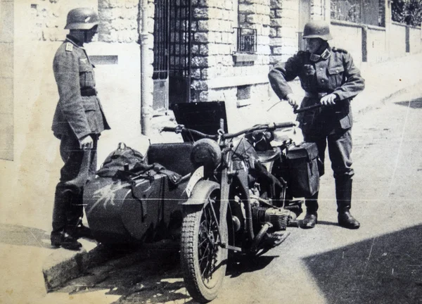 Tyska soldater poserar på en motorcykel — Stockfoto