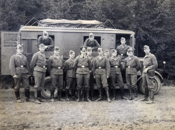 Duitse soldaten onder leiding van officier — Stockfoto