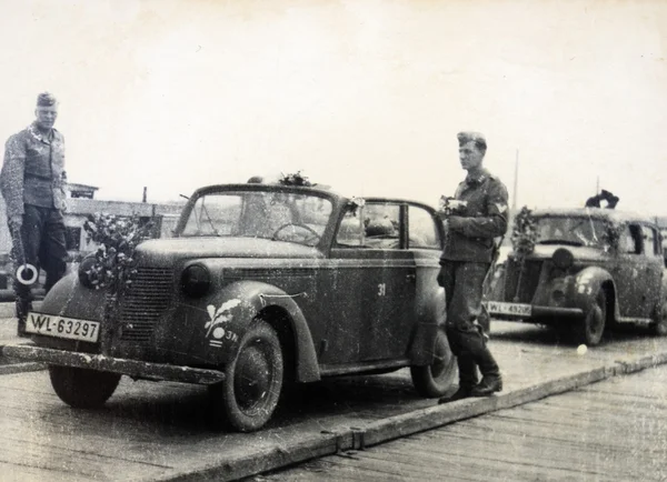 Немецкие солдаты позируют возле машины — стоковое фото