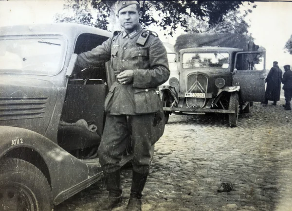 Német katonák jelentő közelében az autó — Stock Fotó
