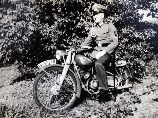 Alman oficer bir motosiklet üzerinde poz — Stok fotoğraf