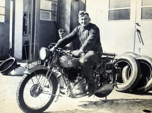バイクでポーズのドイツの兵士 — ストック写真