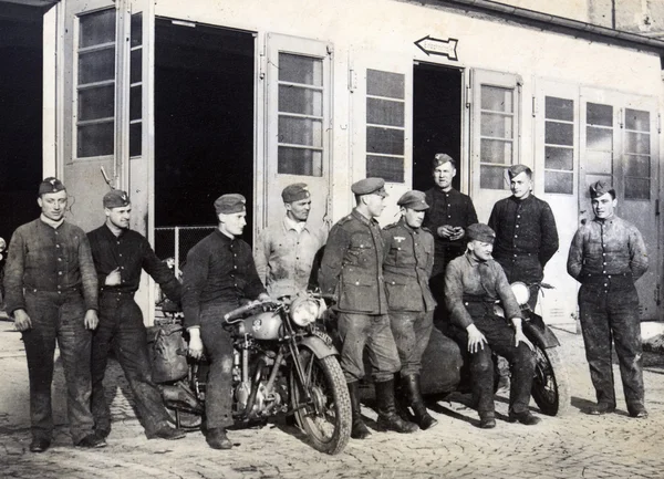 Deutsche Soldaten posieren auf einem Motorrad — Stockfoto