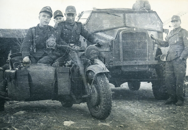 Немецкие солдаты позируют на мотоцикле
