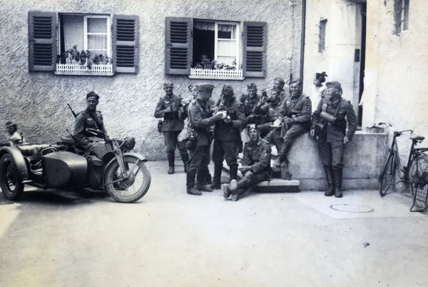 German soldiers posing with motorcycle — Stock Photo, Image