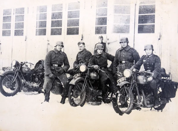 Deutsche Soldaten posieren auf einem Motorrad — Stockfoto