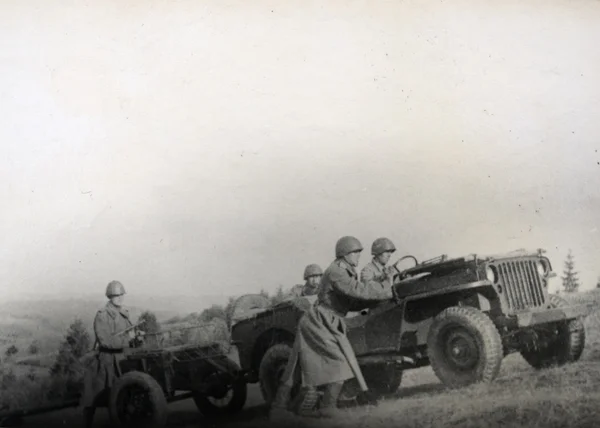 Sovětští vojáci na americké auto Jeep willys — Stock fotografie