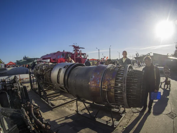 Los visitantes miran a un avión de combate motor —  Fotos de Stock