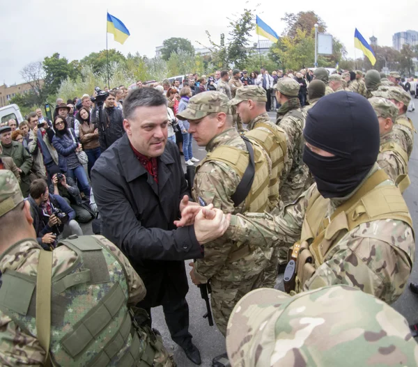 Oleg tyahnibok verabschiedet Soldaten — Stockfoto