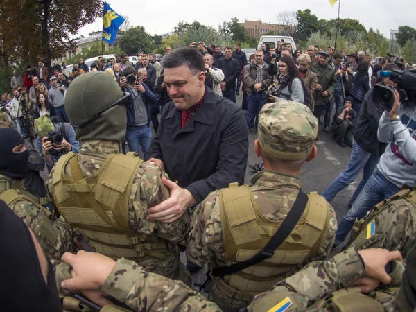 Oleg Tyahnybok despide a los soldados — Foto de Stock