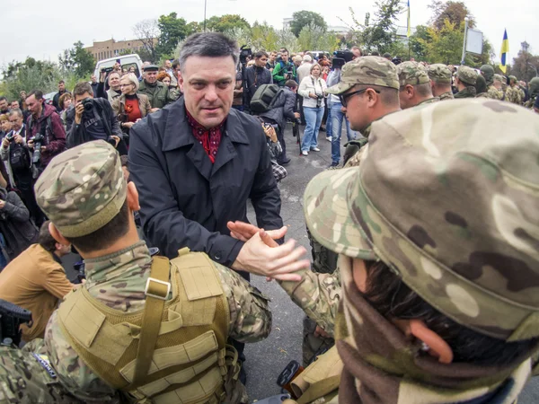 Oleg Tyahnybok sees off soldiers — Stock Photo, Image