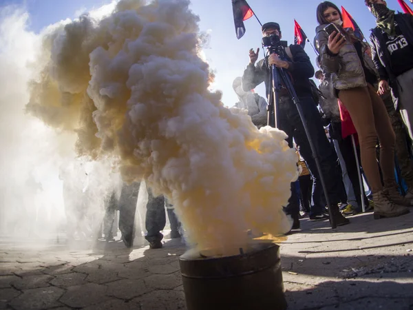 "Pravý sektor "zapálenou kouřovou bombu v CEC — Stock fotografie