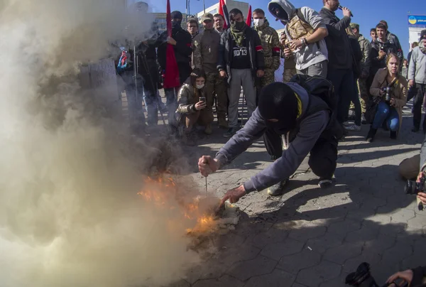 "Правий сектор "запалюють димові бомби в ЦВК — стокове фото