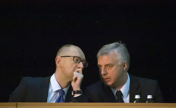 Arseniy Yatsenyuk y Sergei Renuncian . —  Fotos de Stock