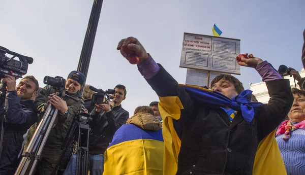 Активісти кидати помідори в портретах політиків — стокове фото