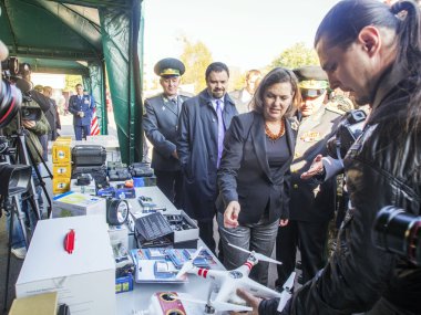 Victoria nuland ekipman ele alıyor.