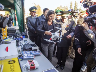 Victoria nuland ekipman ele alıyor.