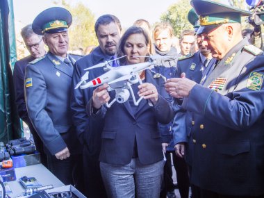 Victoria nuland ekipman ele alıyor.